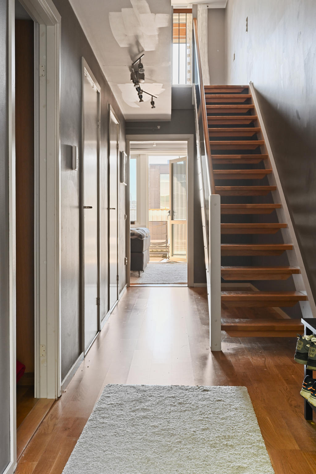 Vid entré möts man av en ljus och trevlig hall!