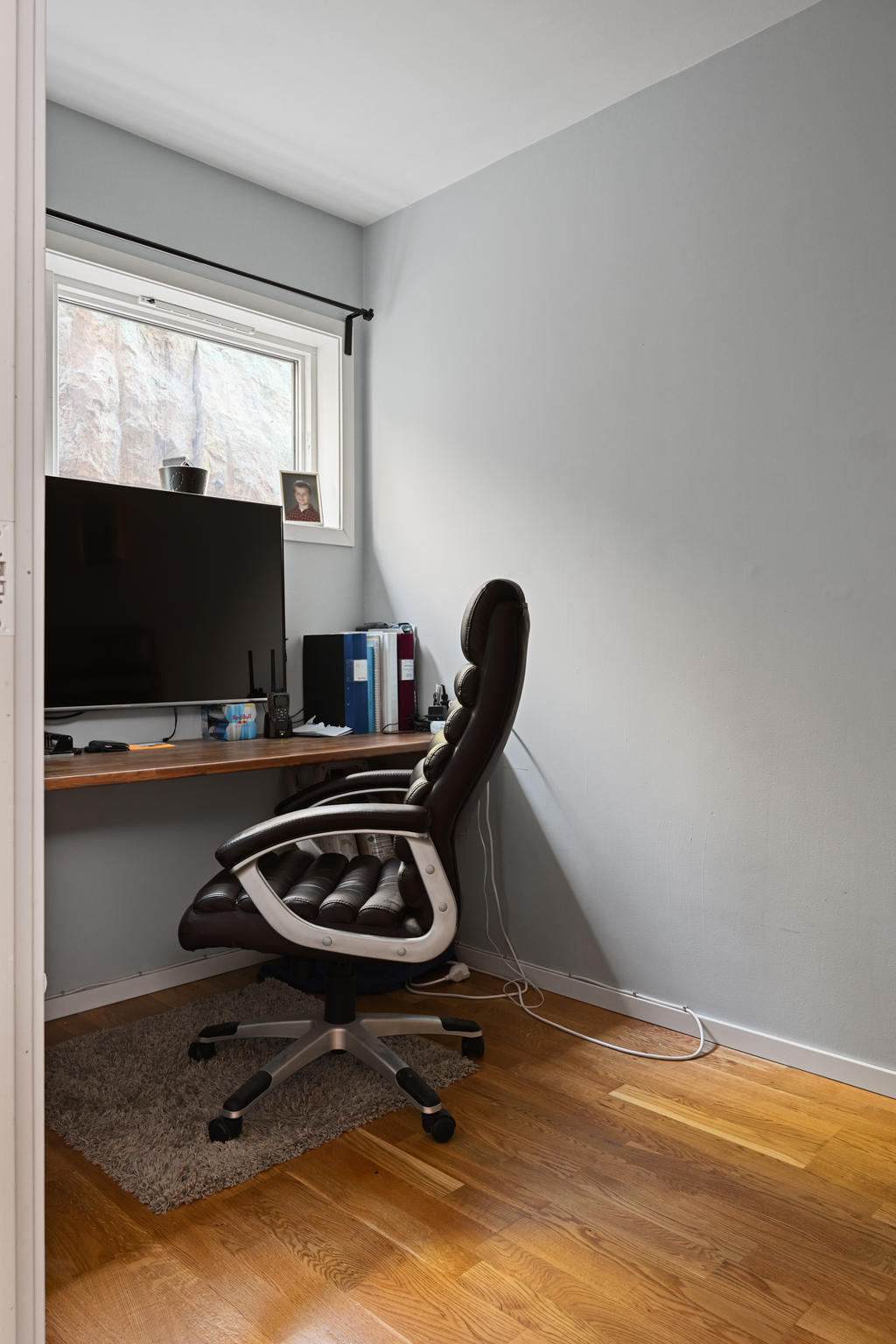 Direkt till vänster finns kontor/möjlighet till sovrum.