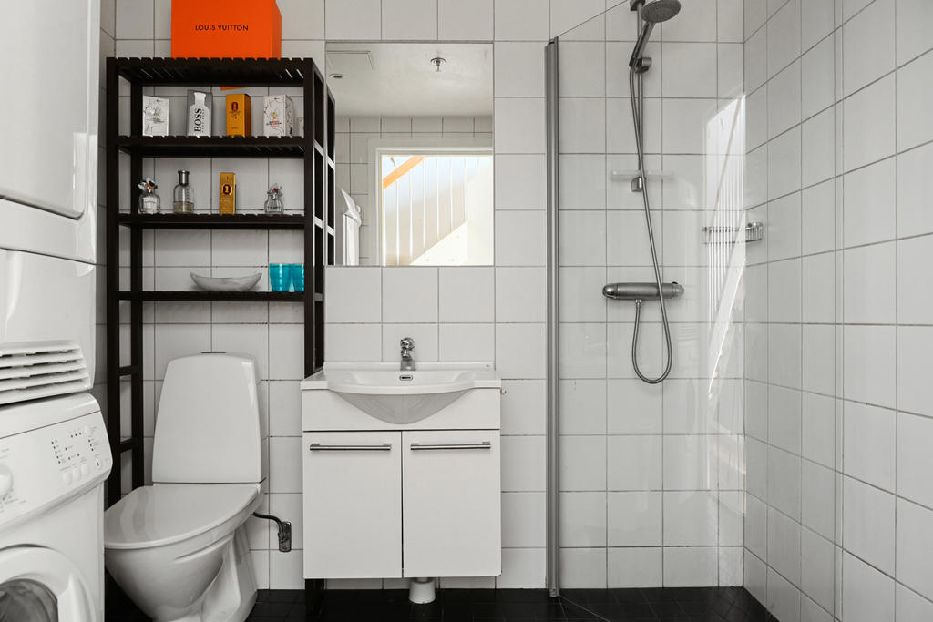 Fräscha helkaklade badrummet