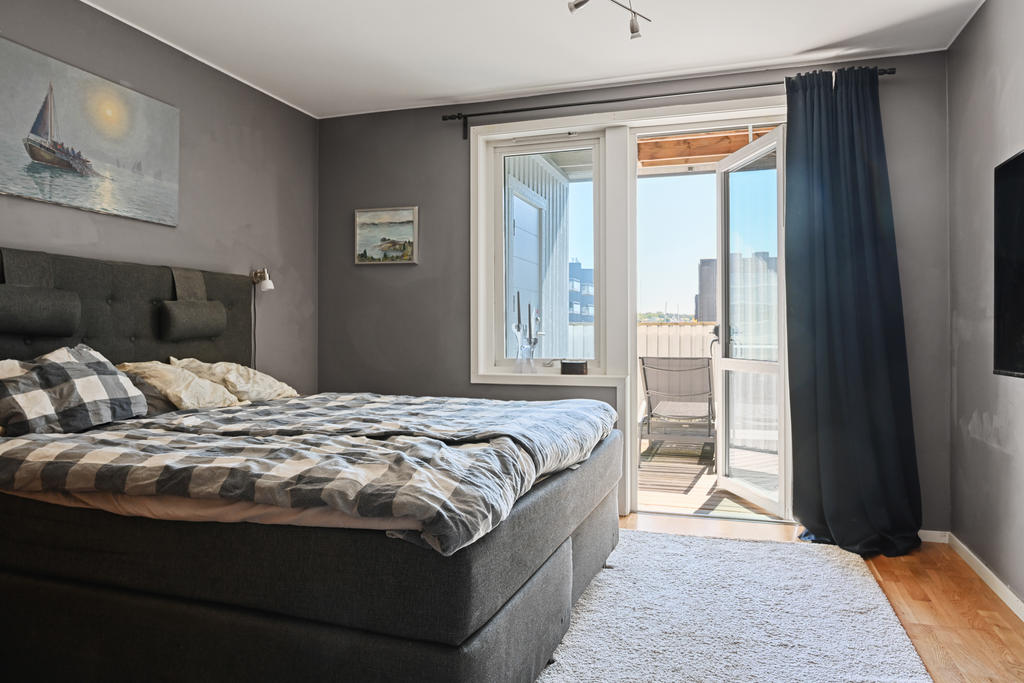 Master-bedroom med direkt utgång till uteplats med förråd!
