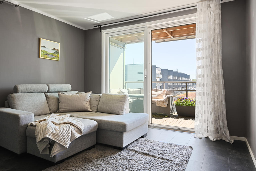 Ljust och trevligt allrum i direkt anslutning till kök och matsal samt till balkong i sydvästligt läge!