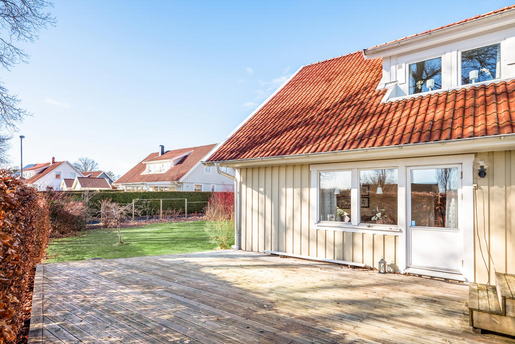 Perfekt läge på altanen! Sol från morgon till kväll!