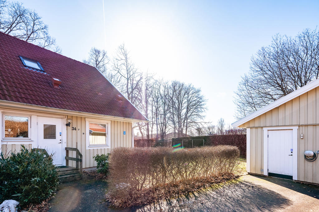 Bilplats precis utanför, el laddare och förråd