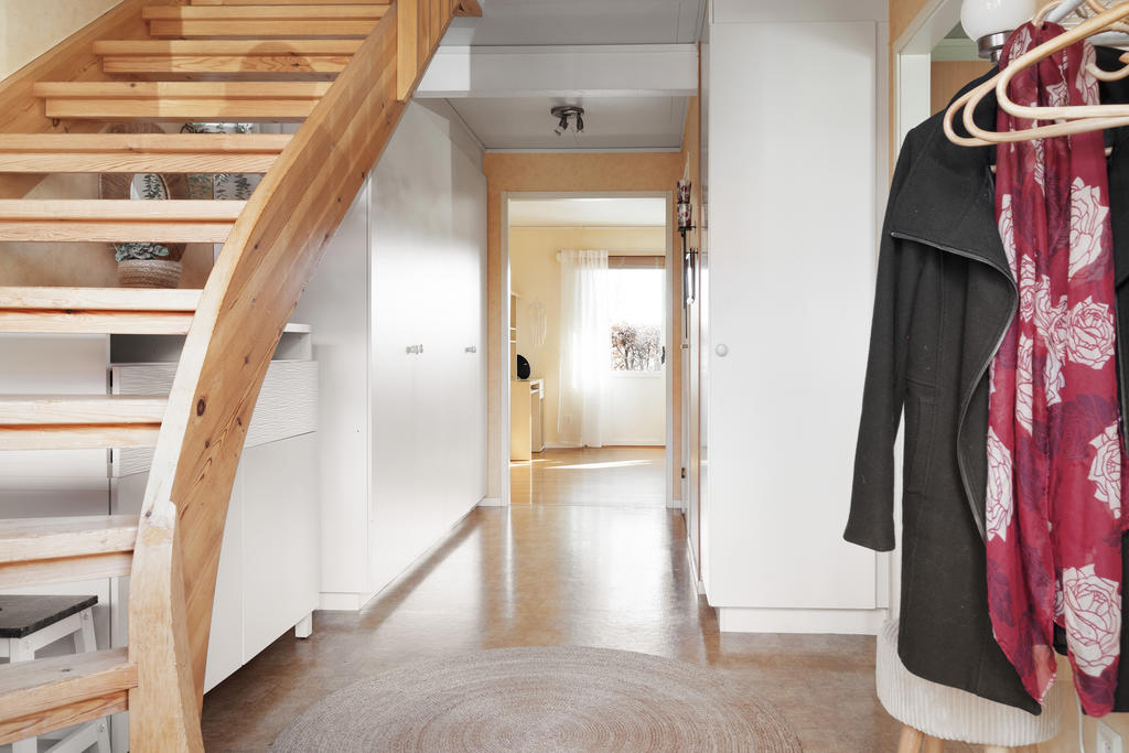 Ljus och fint, stor möblerbar hall