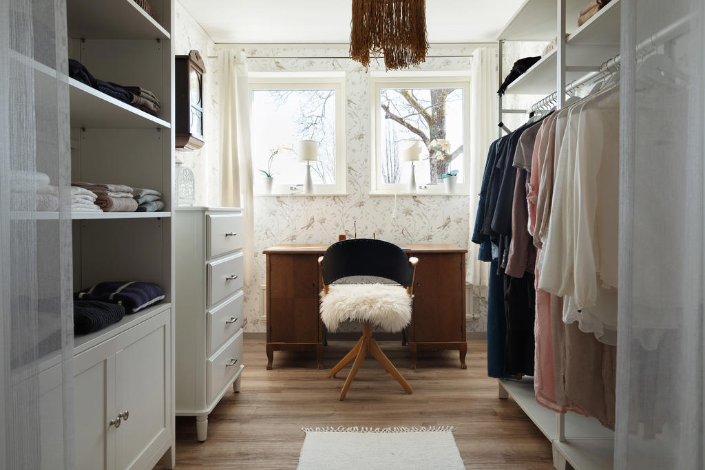 Över hallen finner man ett rum man enkelt gör till sovrum. Dörren finns kvar.