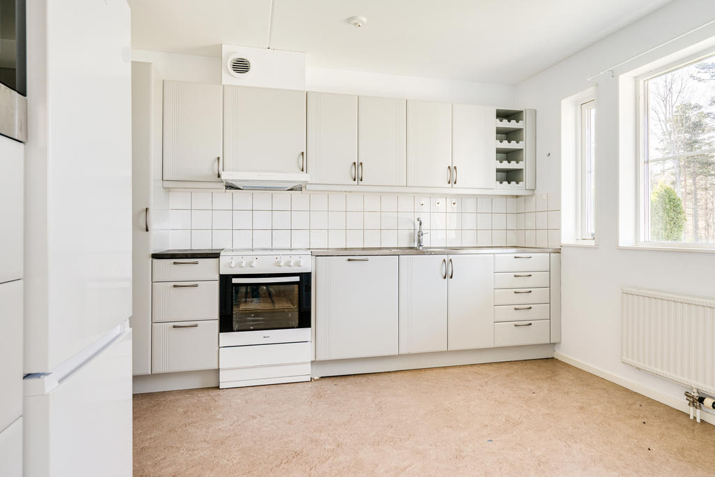 Funktionellt och praktiskt kök med plats för separat matgrupp.