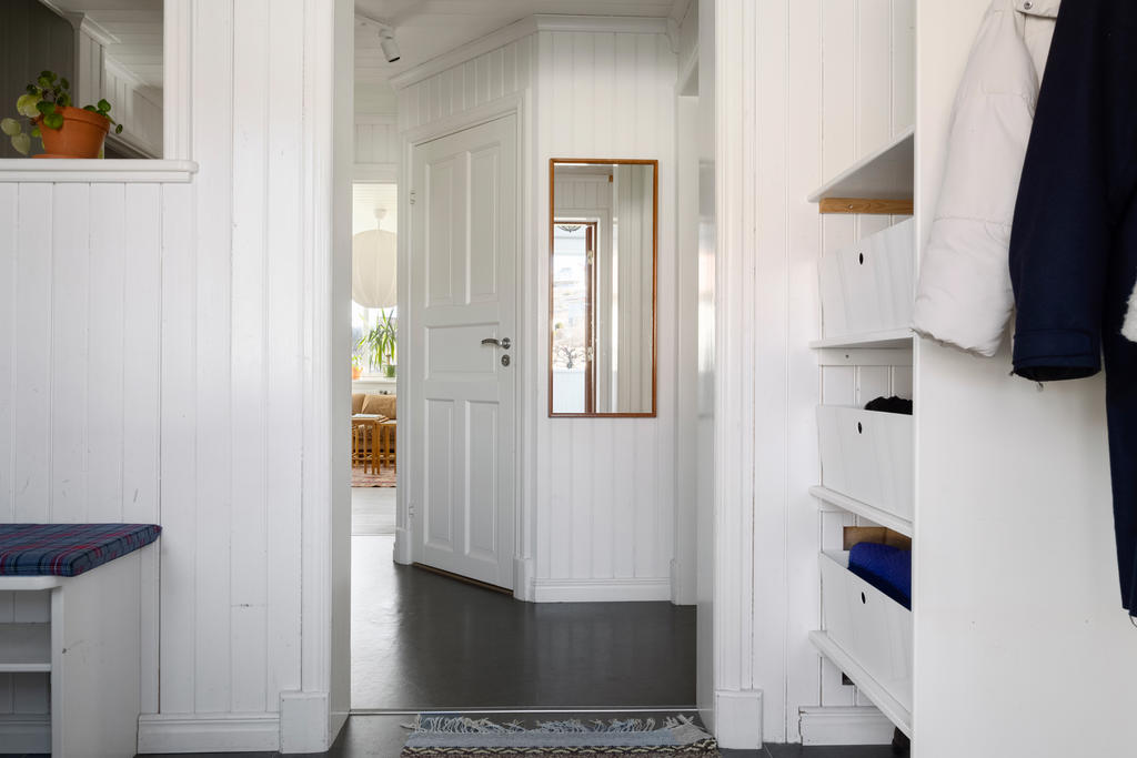 Hall/ entré med bra förvaring ytterkläder och skor.