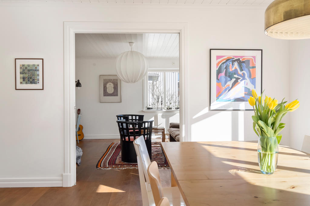 Vy från kökets matplats till vardagsrummet.