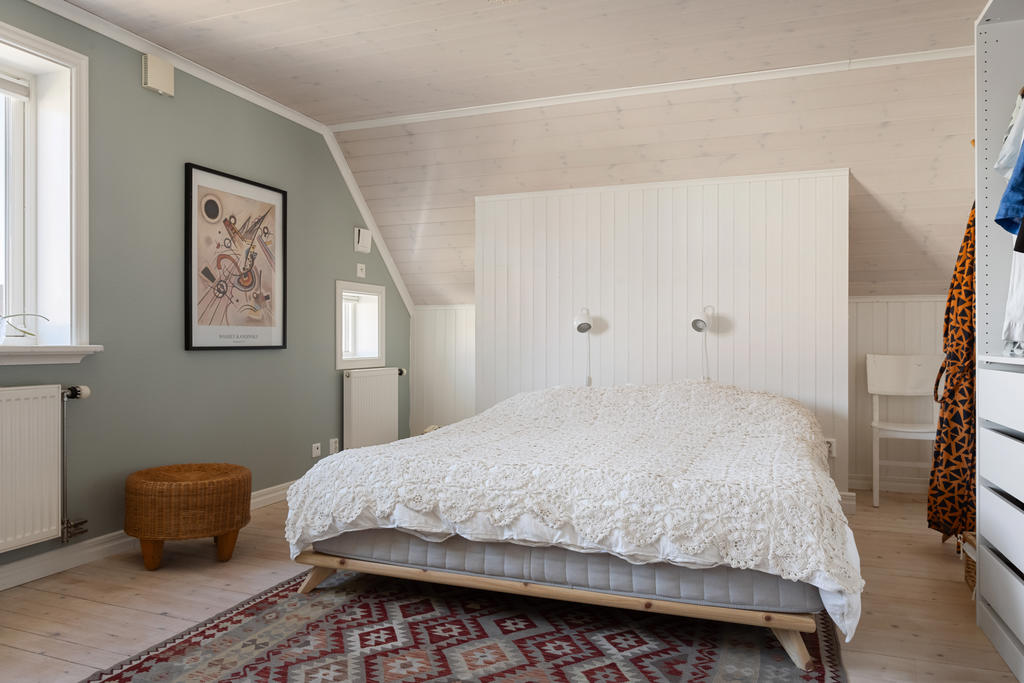 Masterbedroom med plats för dubbelsäng och bra förvaring och vackra furugolv.