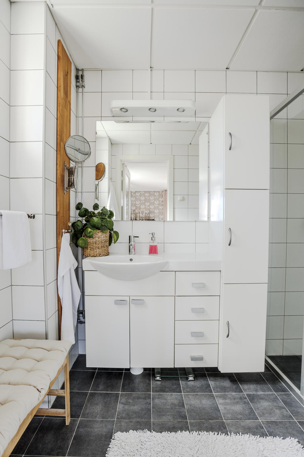 Fint, helkaklat badrum