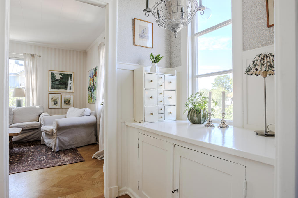 Serveringsgång mellan vardagsrum och kök