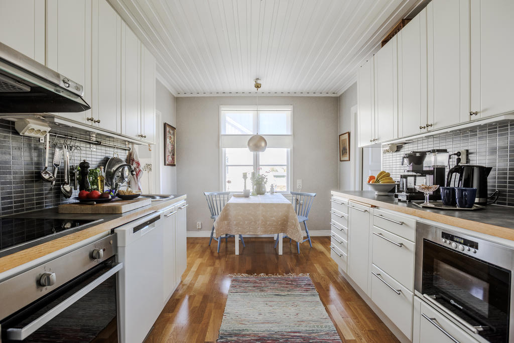 Trevligt kök med plats för köksmöbel