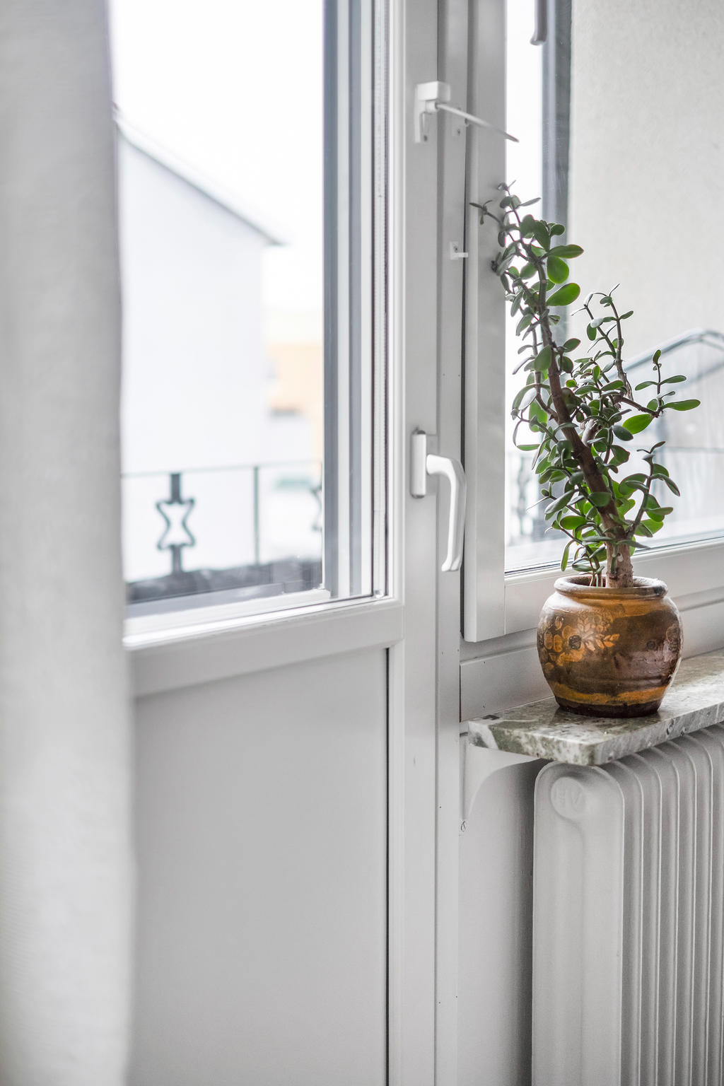 Balkongdörr som leder ut till balkongen