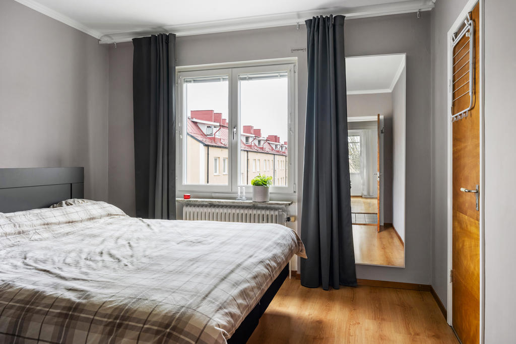 Sovrum med stor klädkammare