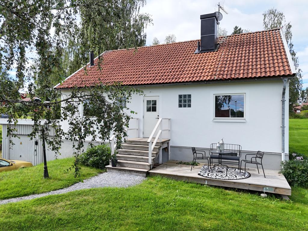 Trevlig altan på framsidan med morgonsol!