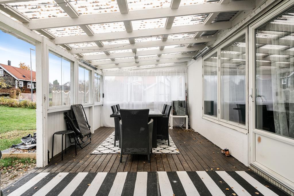 Altan som vetter mot trädgården.