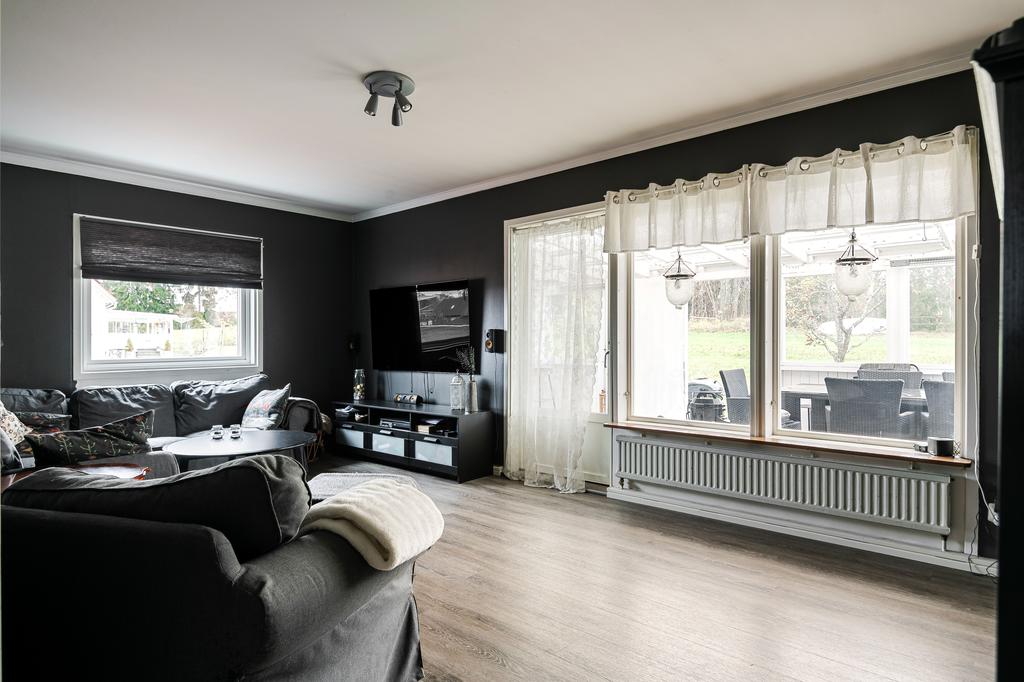 Vardagsrum med utgång till altanen.