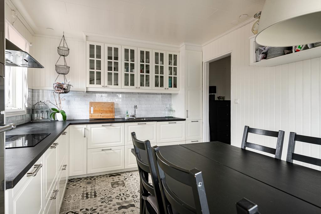 Trevligt kök med gott om arbetsytor. Renoverat 