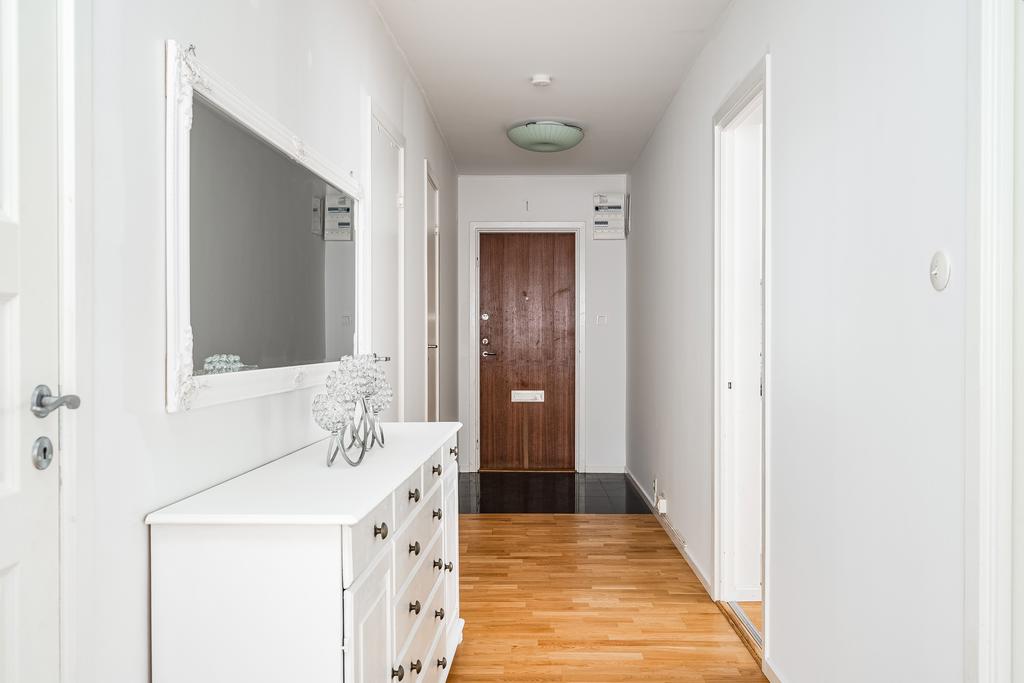 Entréhall med klinkergolv som övergår till parkettgolv