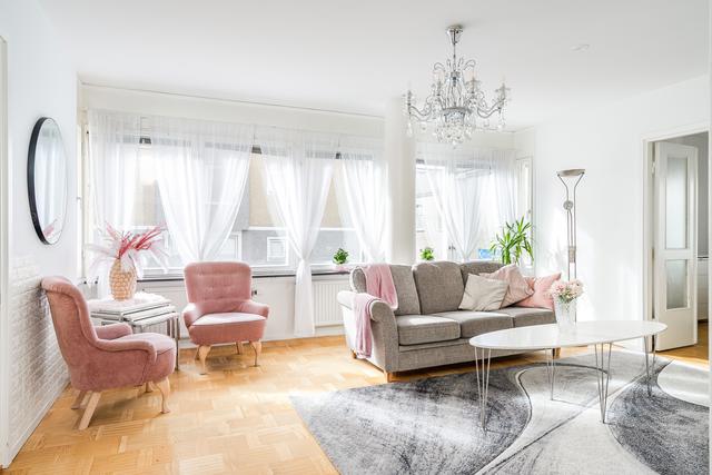 Ljust vardagsrum med stort ljusinsläpp
