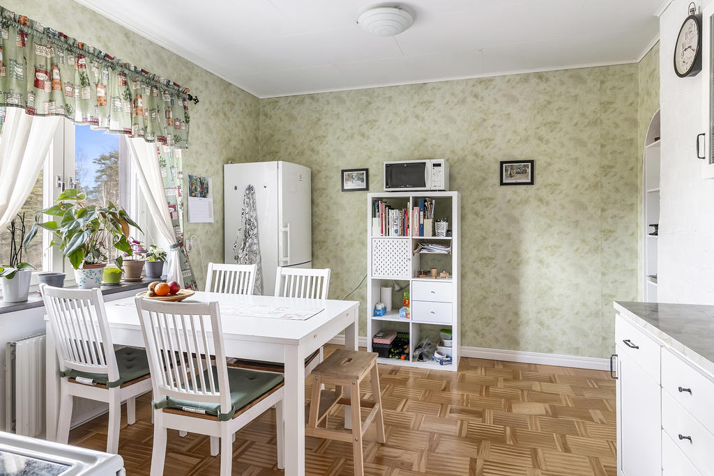 Kök med plats för matbord