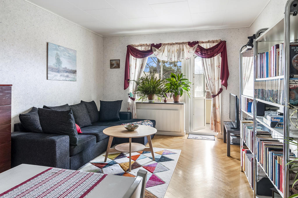 Vardagsrum med utgång till balkong