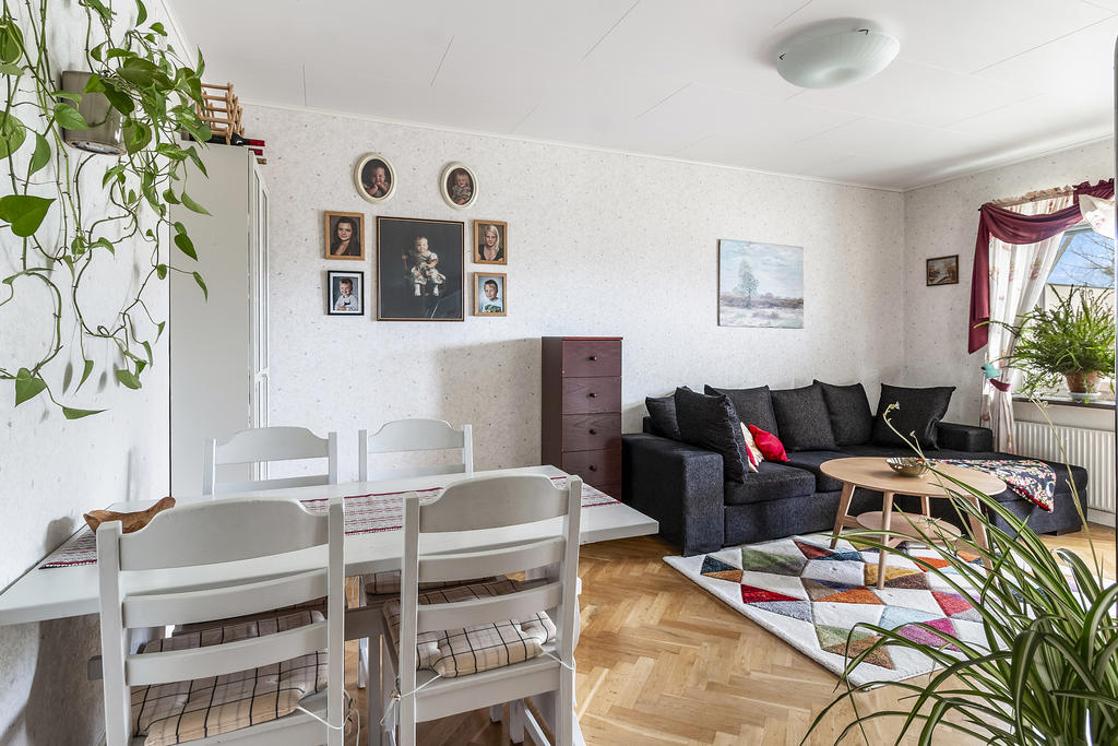 Rymligt vardagsrum med plats för matbord