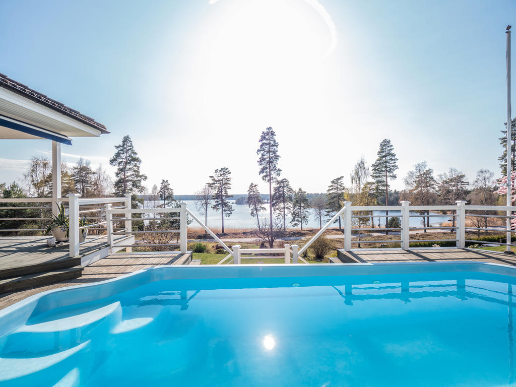 Pool med härlig vy