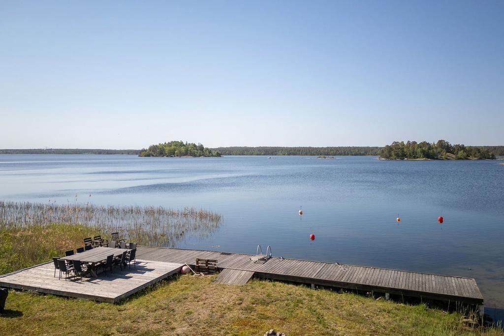 Gemensamt soldäck, badbrygga och båtplats