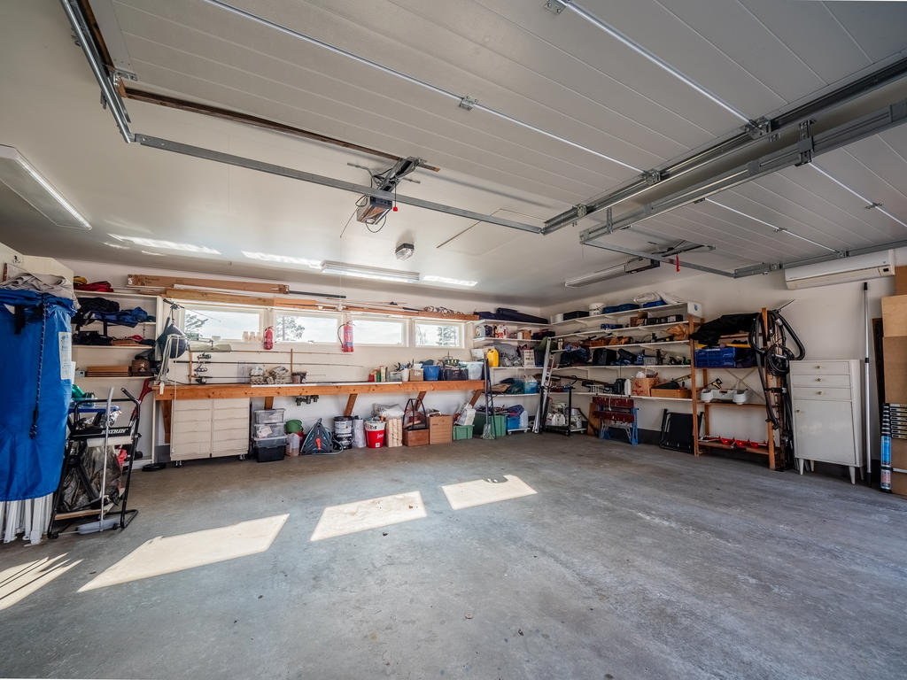 Dubbelgarage med luftvärmepump och vindsförvaring
