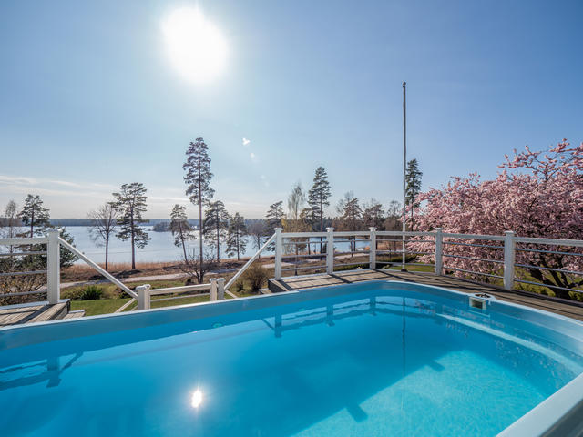 Pool med utsikt