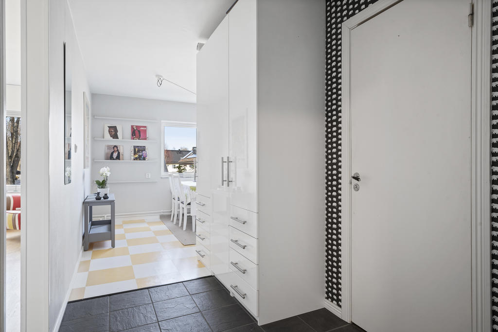 Köket sett från hallen. Badrummet till höger och till vänster finner ni sovalkoven och vardagsrummet