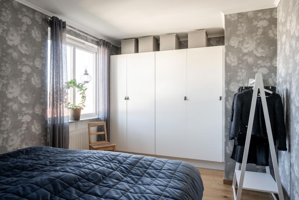 Annan vinkel med garderober.