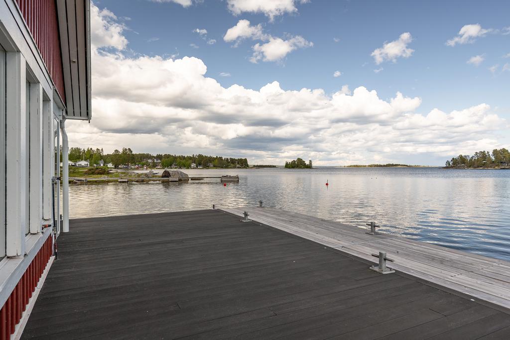 Bryggan med plats för en rejäl båt