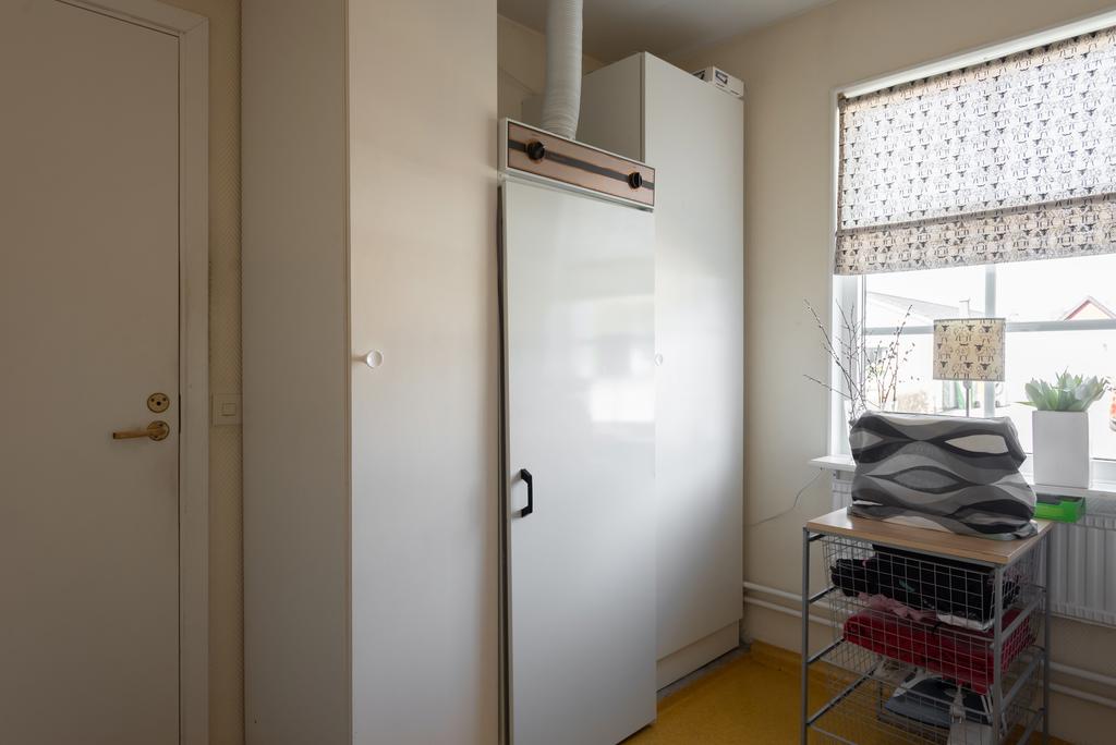 Tvättstuga med ingång till garage