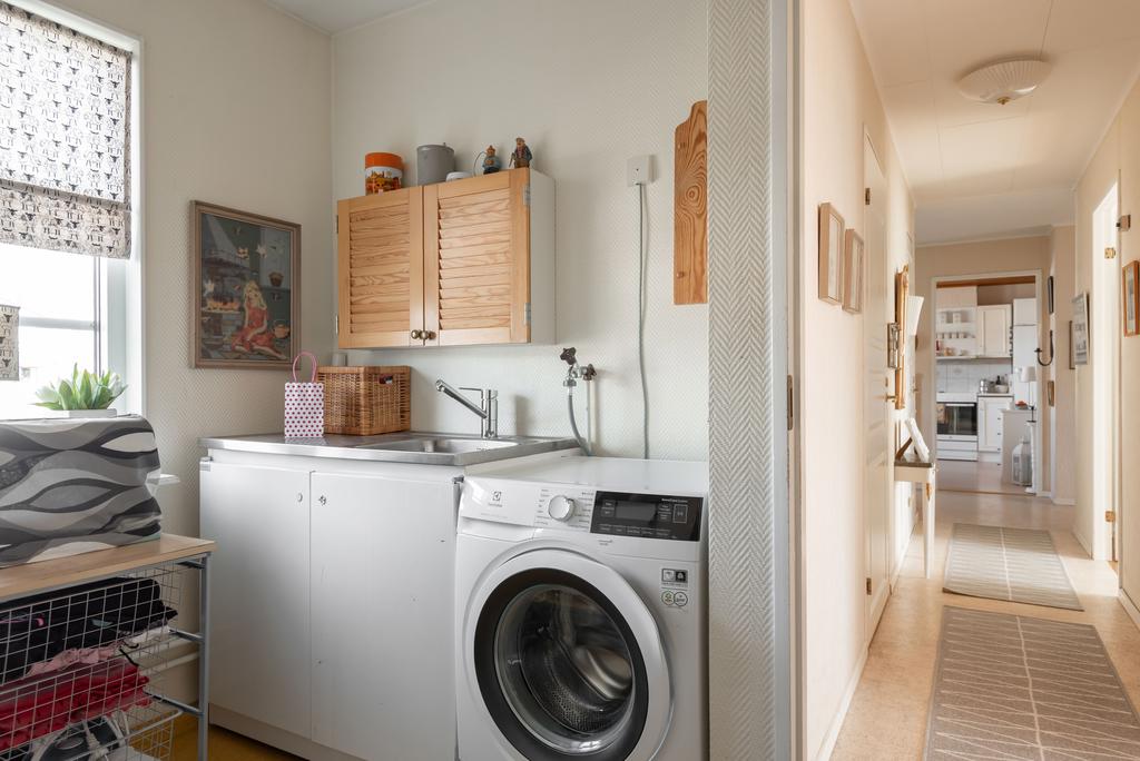 Tvättstuga med ingång till garage