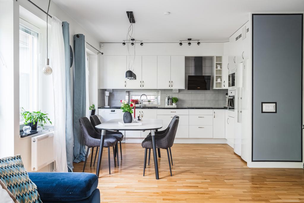 Stilrena färger och materialval i köket