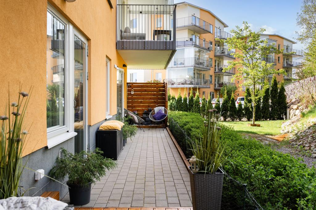 Uteplats vid trevlig skyddad grönyta