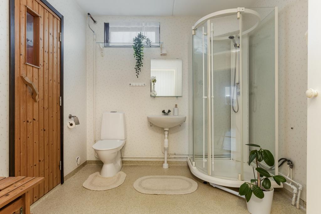 Duschrum med wc och bastu.