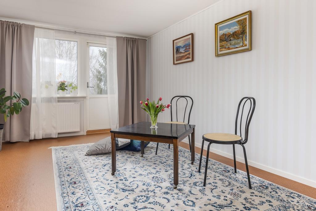 Allrum/sovrum 1 med utgång till baksida.