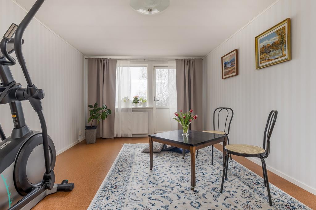 Allrum/sovrum 1 med utgång till baksida.