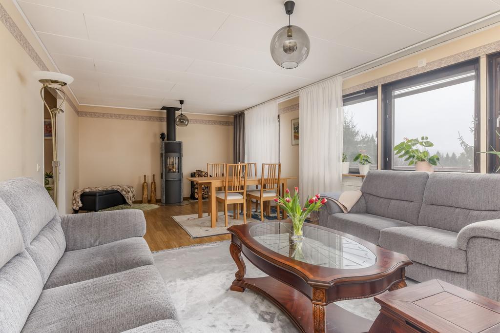Stort vardagsrum med möjlighet att göra ett till sovrum. 