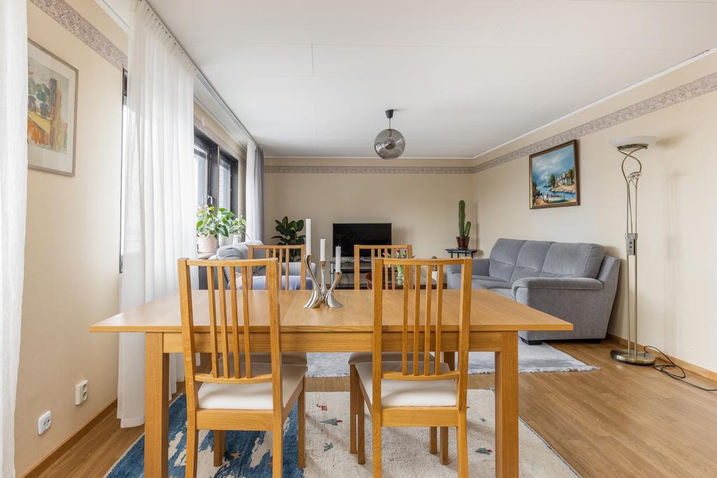 Stort vardagsrum med möjlighet att göra ett till sovrum. 