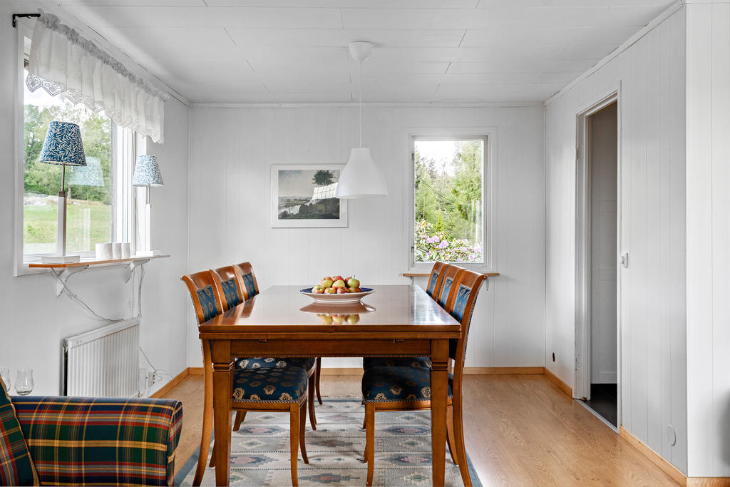 Matplats i vinkeln av vardagsrummet