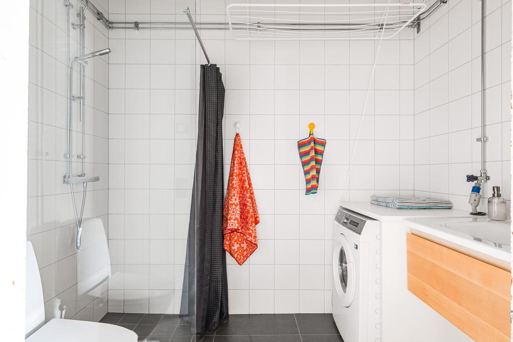 Helkaklat duschrum med kombinerad tvättmaskin