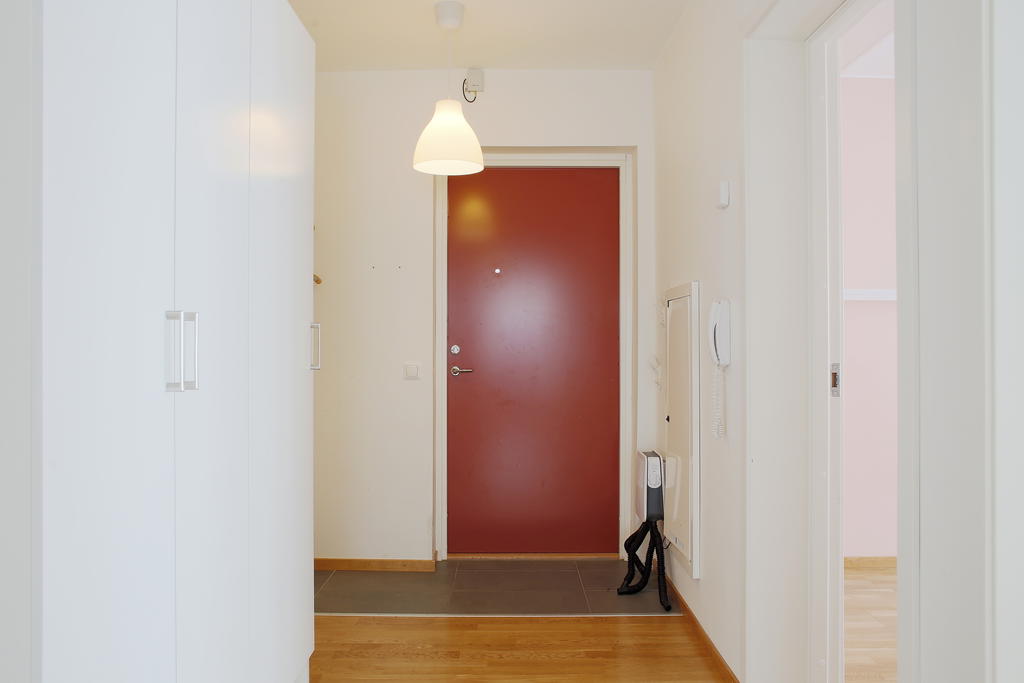 Ingång till hall med klinker närmast dörren