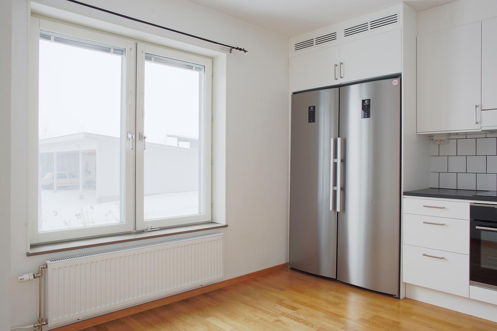 Kök med plats för matbord