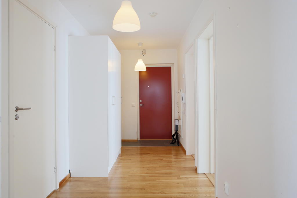 Hall med garderob och städskåp