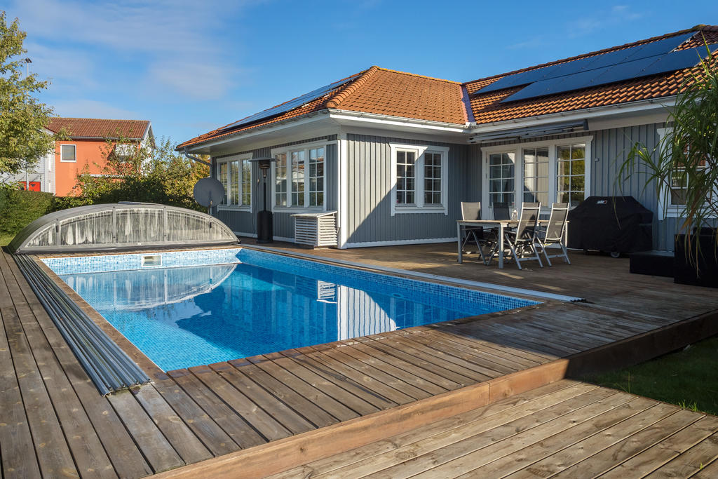 Stort trädäck med uppvärmd pool