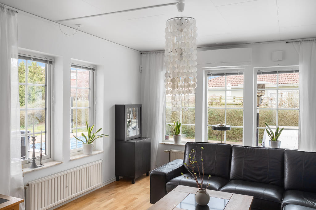 Vardagsrum med härligt ljusinsläpp